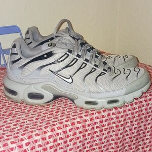 Size 8 women's Nike shoes.